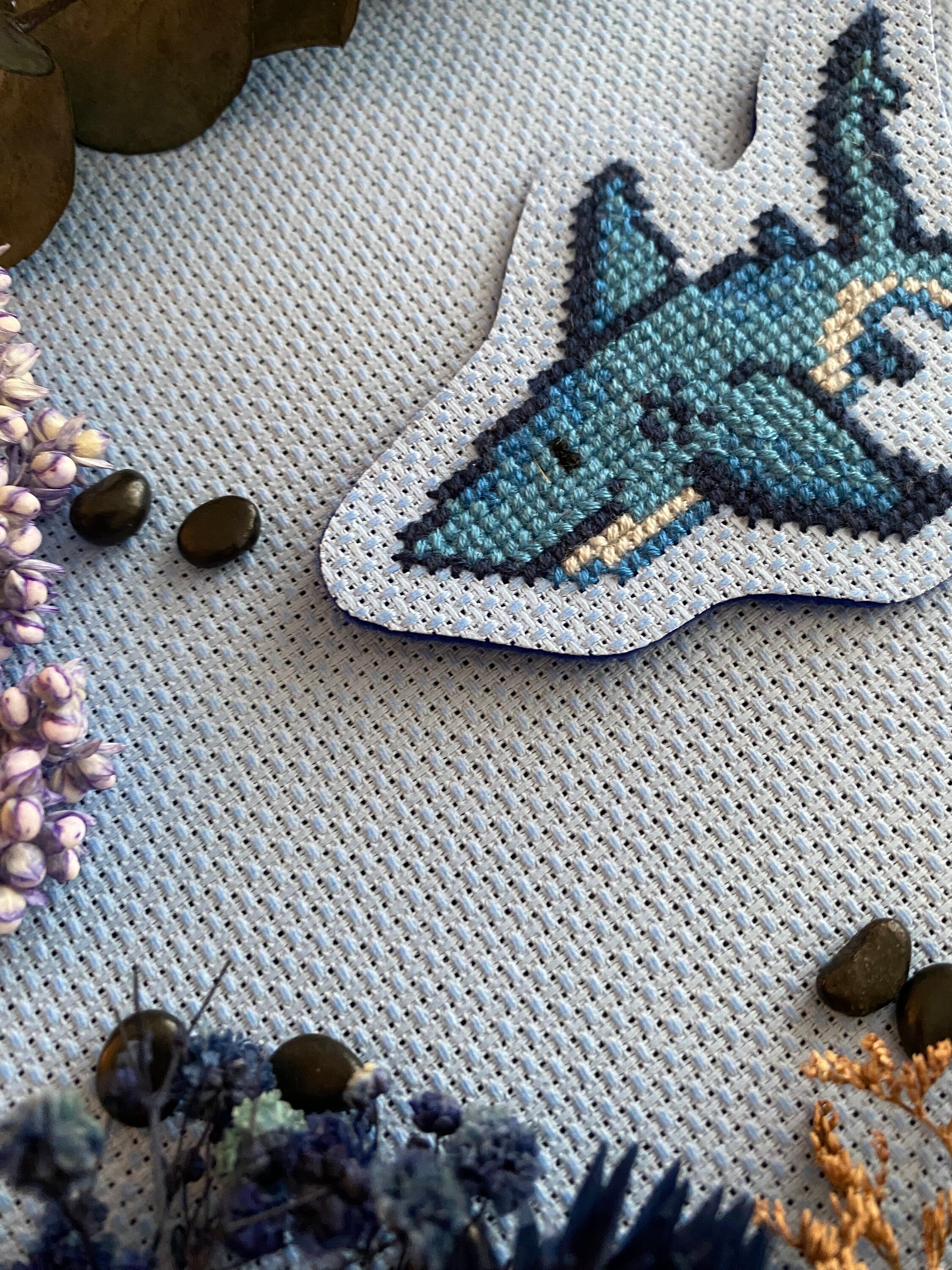 Modèle point de croix requin pixel art