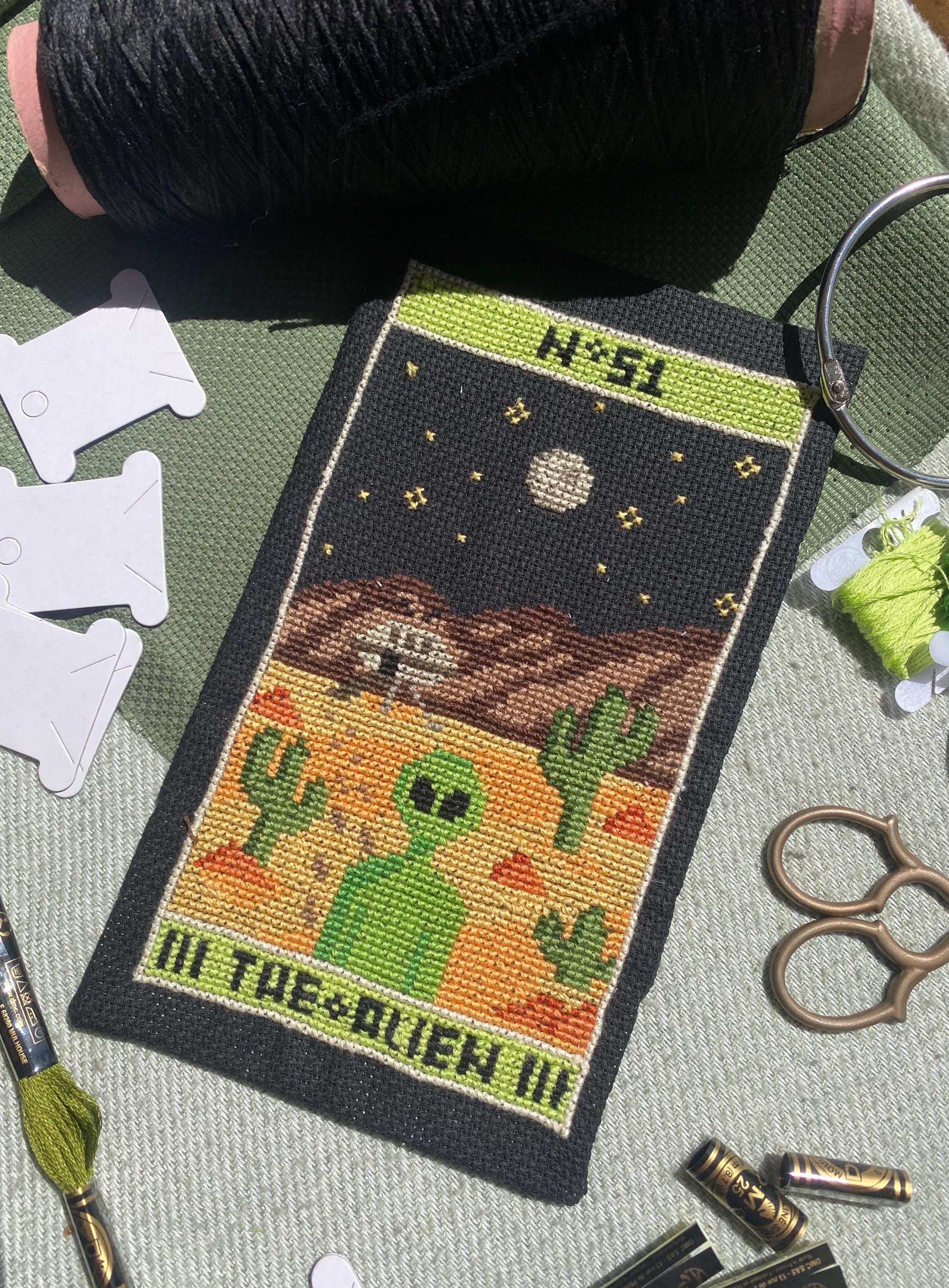 Modèle point de croix alien pixel art