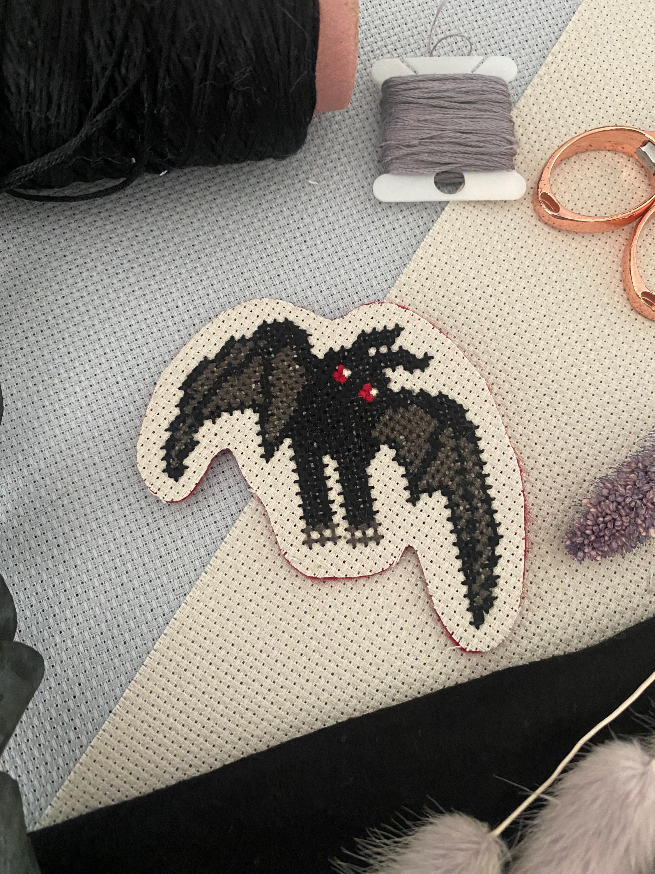 Modèle point de croix mothman