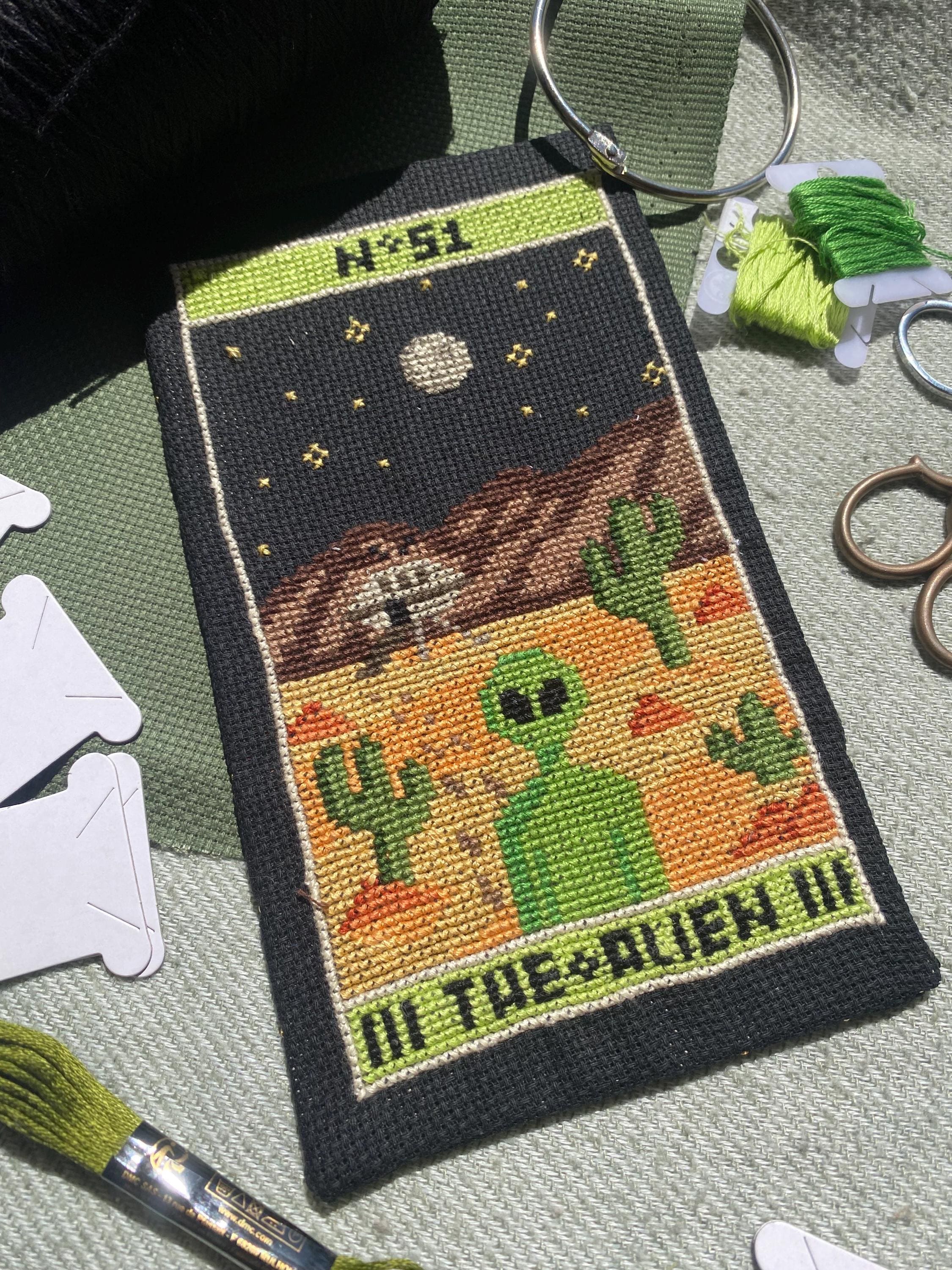 Modèle point de croix alien pixel art