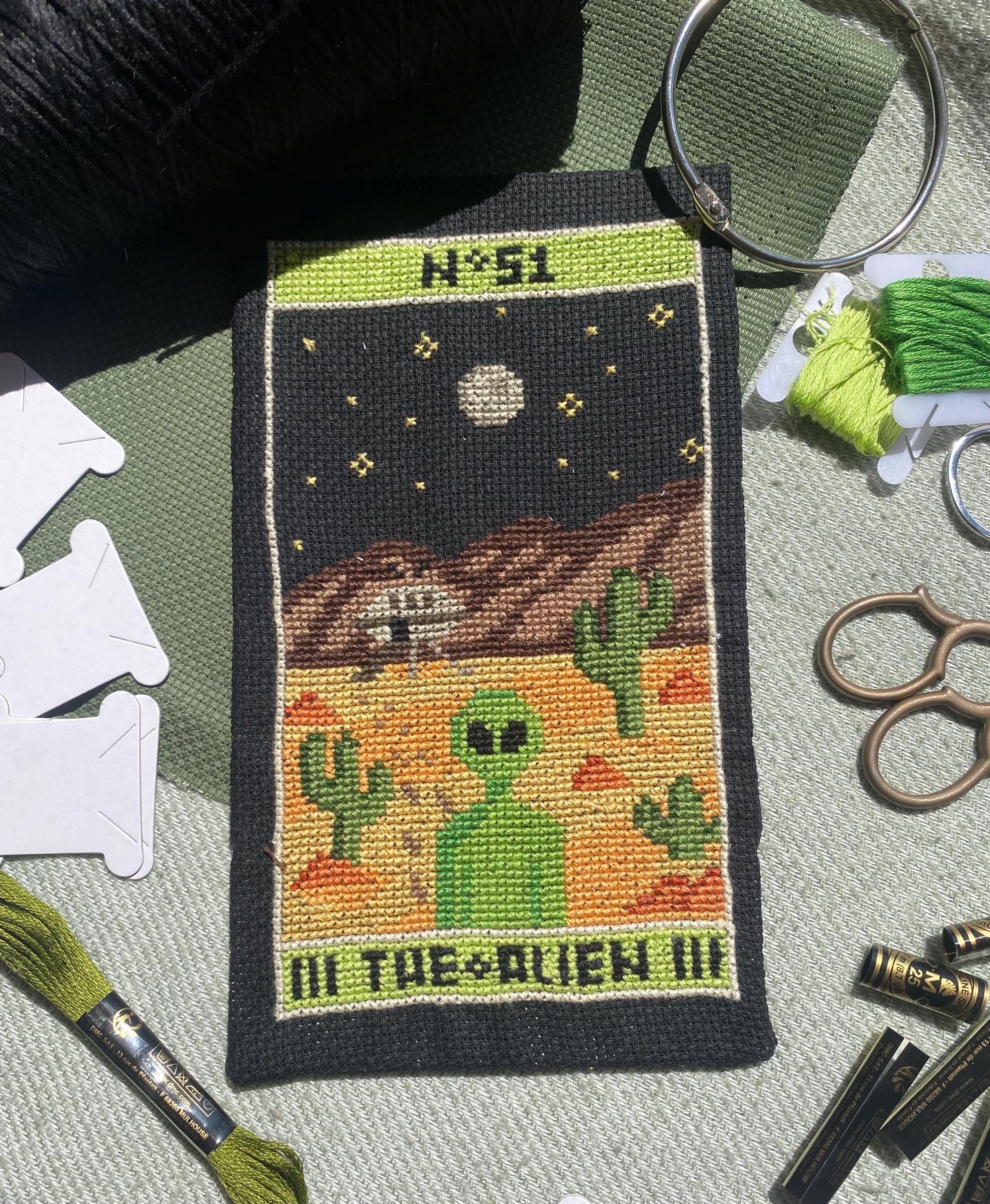 Modèle point de croix alien pixel art
