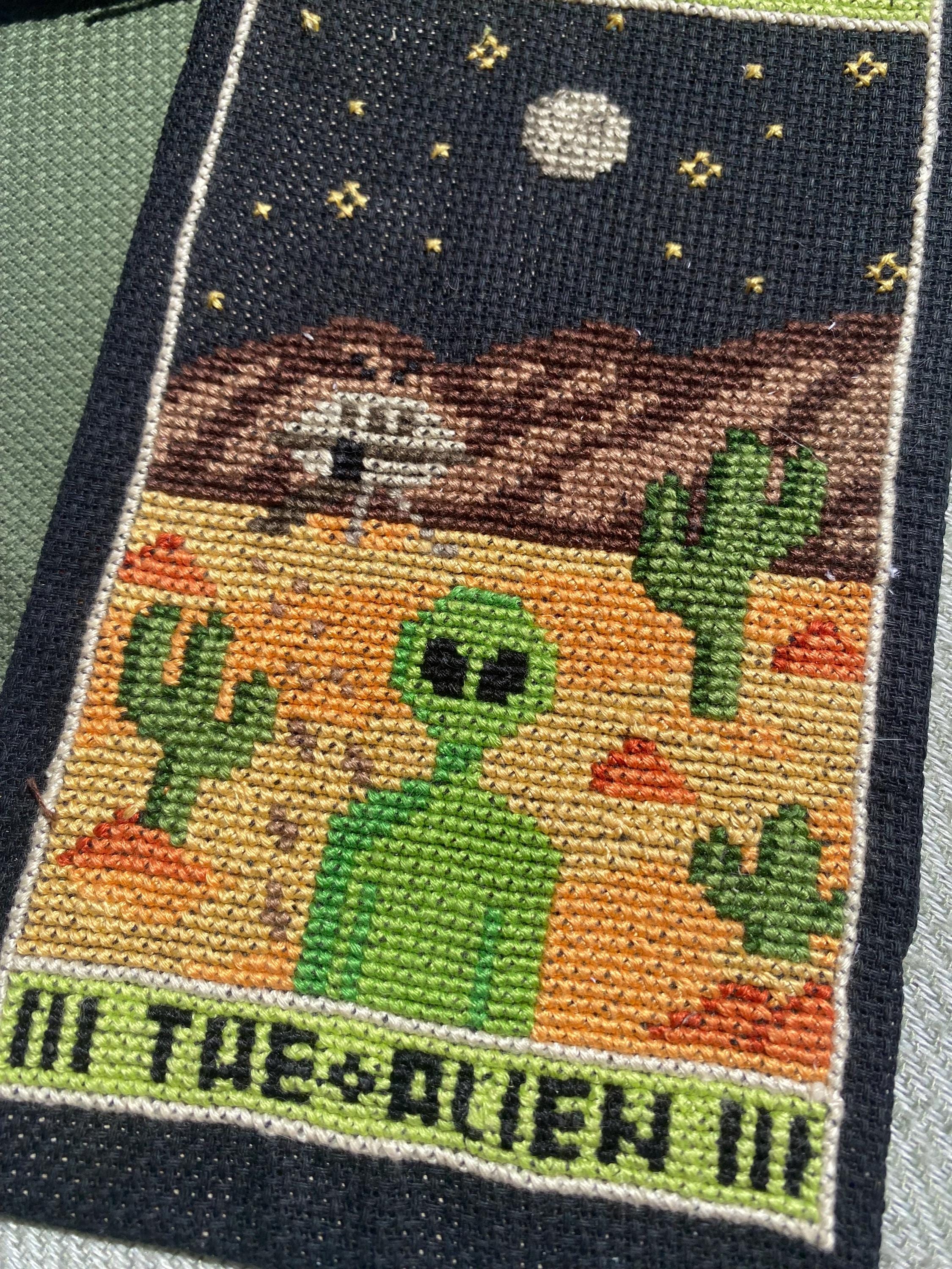 Modèle point de croix alien pixel art
