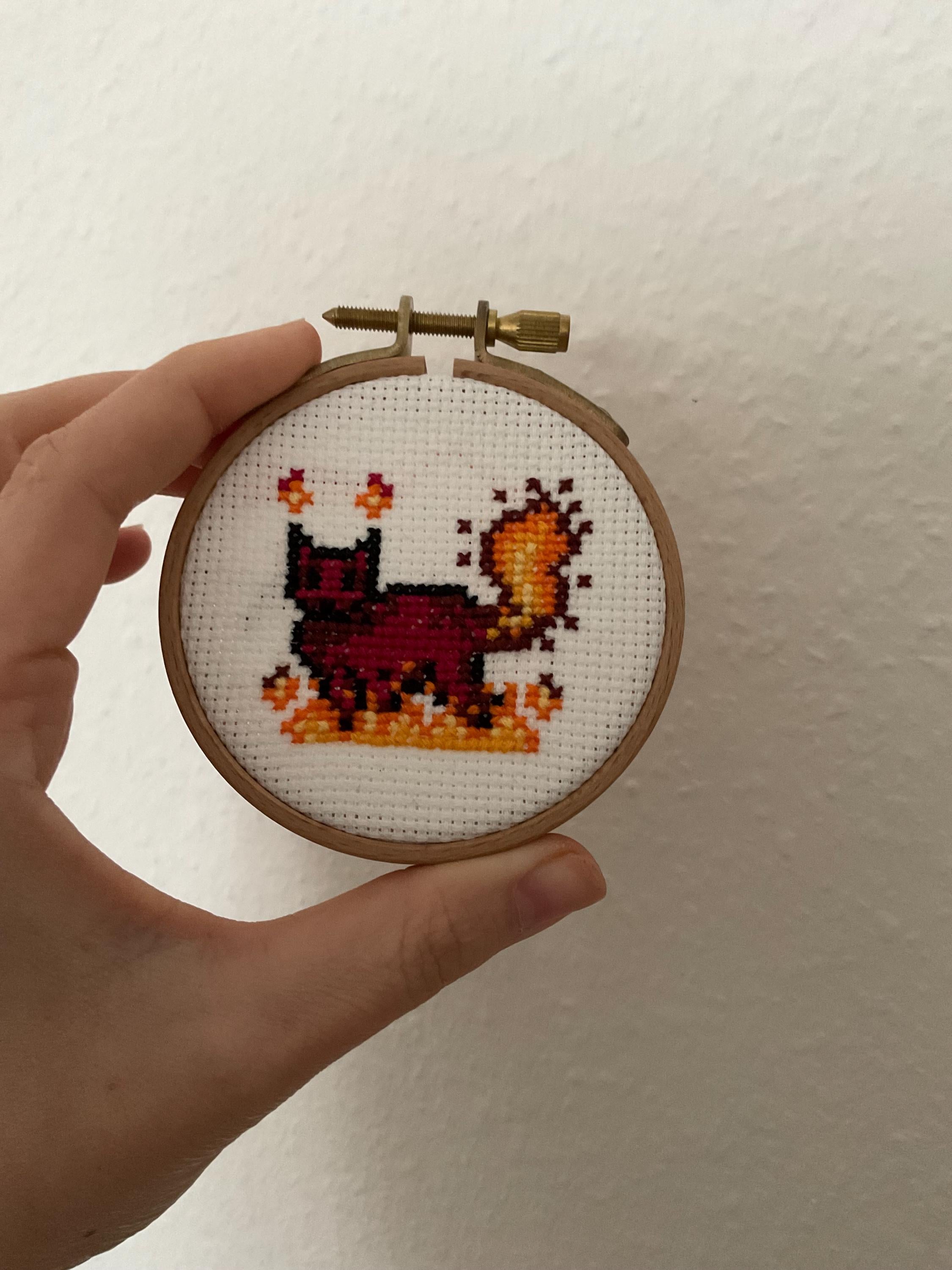 Modèle de point de croix chat de feu pixel art